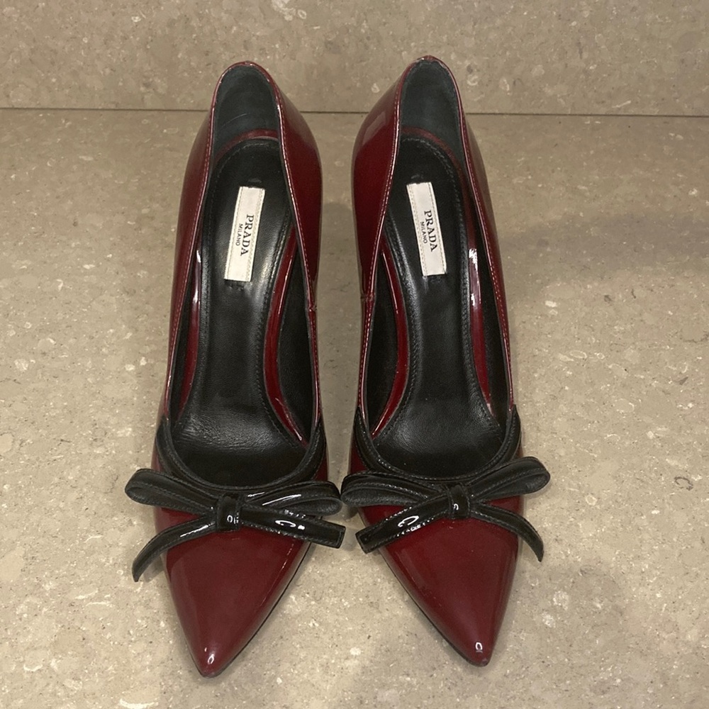 Prada Pump Burgundy Patent Leather Black Bow Pointed Toe Heels 38.